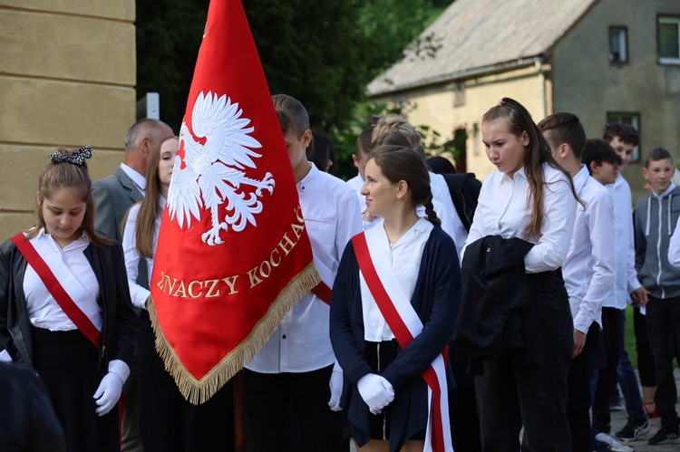 Poświęcenie sztandaru szkolnego w Kaczorowie