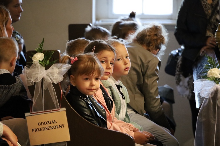 Poświęcenie sztandaru szkolnego w Kaczorowie