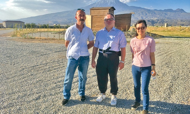 Członkowie ekspedycji  w Armenii. Za ich plecami wznosi się góra Ararat.