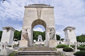 Uporządkowany po okresie niszczenia przez wandali i sowiecką władzę cmentarz Orląt we Lwowie otwarto w 2005 roku. Rzeźby lwów nie wróciły jednak na pomnik Chwały.