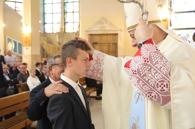 Nowy Sącz. Bierzmowanie w parafii św. Heleny 2022