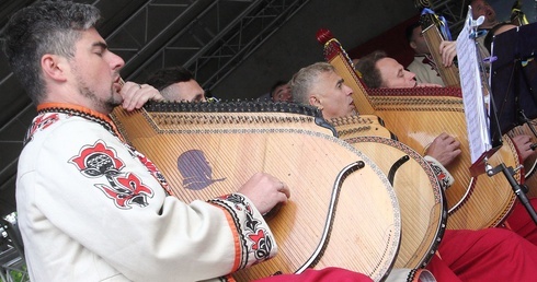 Oni wojują bronią, my na bandurach