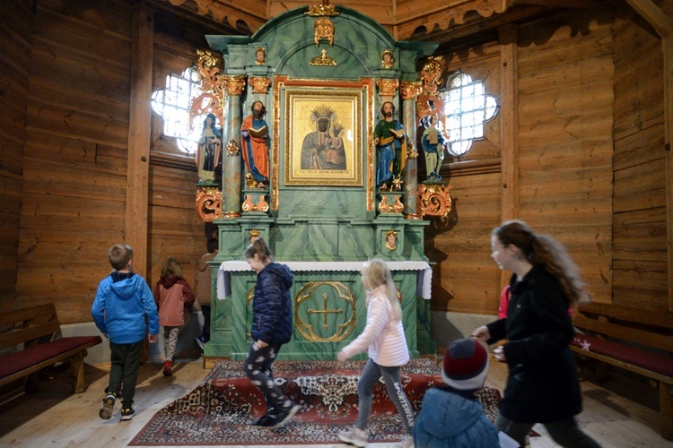 Odnowione ołtarze w sanktuarium św. Anny w Oleśnie