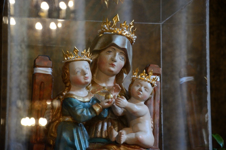 Odnowione ołtarze w sanktuarium św. Anny w Oleśnie