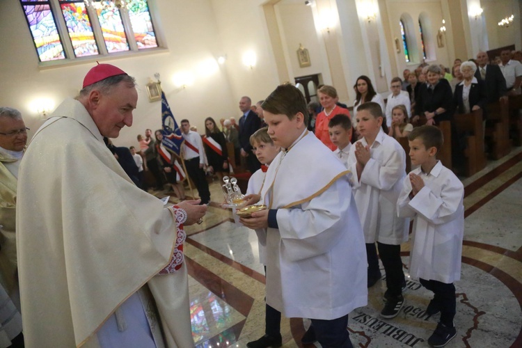 Poświęcenie sztandaru dla szkoły w Woli Wielkiej