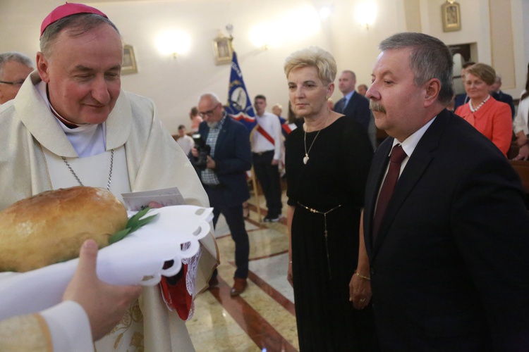 Poświęcenie sztandaru dla szkoły w Woli Wielkiej