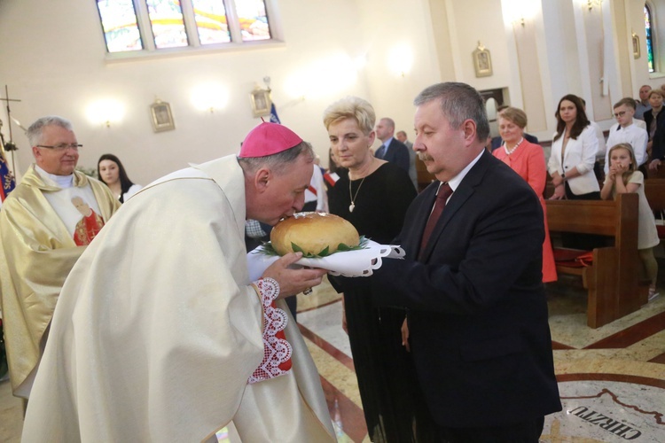 Poświęcenie sztandaru dla szkoły w Woli Wielkiej