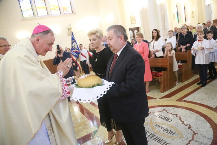 Poświęcenie sztandaru dla szkoły w Woli Wielkiej