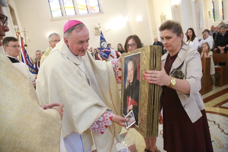 Poświęcenie sztandaru dla szkoły w Woli Wielkiej