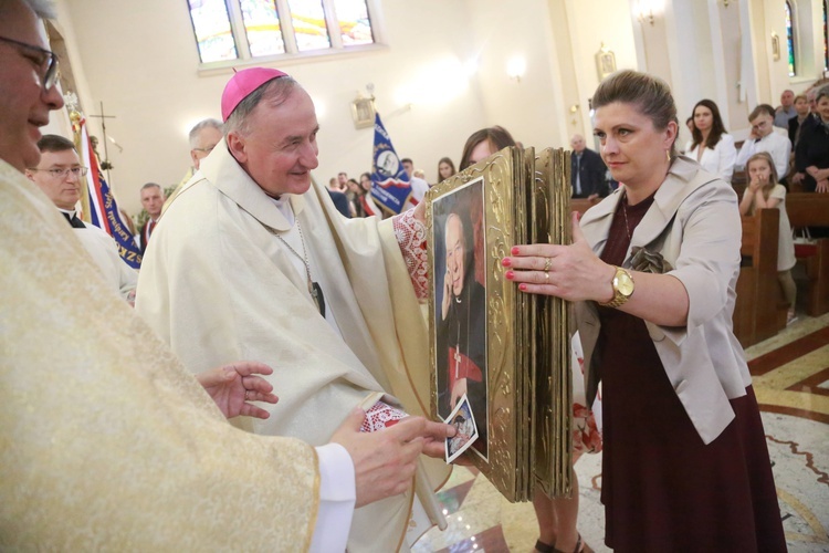 Poświęcenie sztandaru dla szkoły w Woli Wielkiej