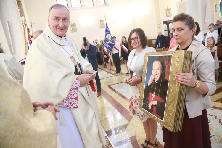 Poświęcenie sztandaru dla szkoły w Woli Wielkiej