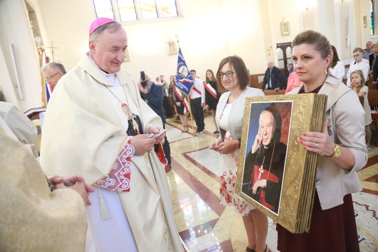 Poświęcenie sztandaru dla szkoły w Woli Wielkiej