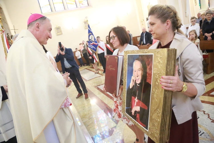 Poświęcenie sztandaru dla szkoły w Woli Wielkiej