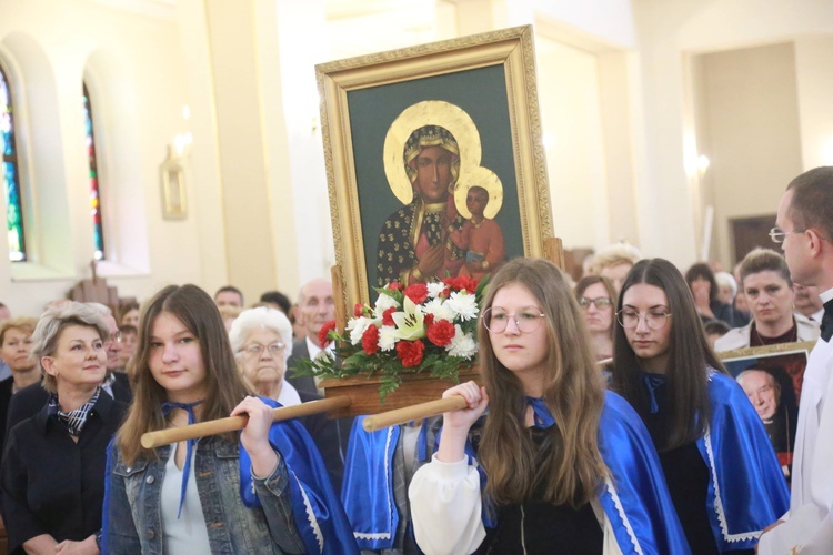 Poświęcenie sztandaru dla szkoły w Woli Wielkiej