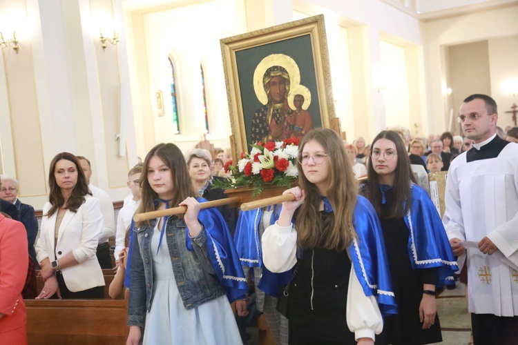 Poświęcenie sztandaru dla szkoły w Woli Wielkiej