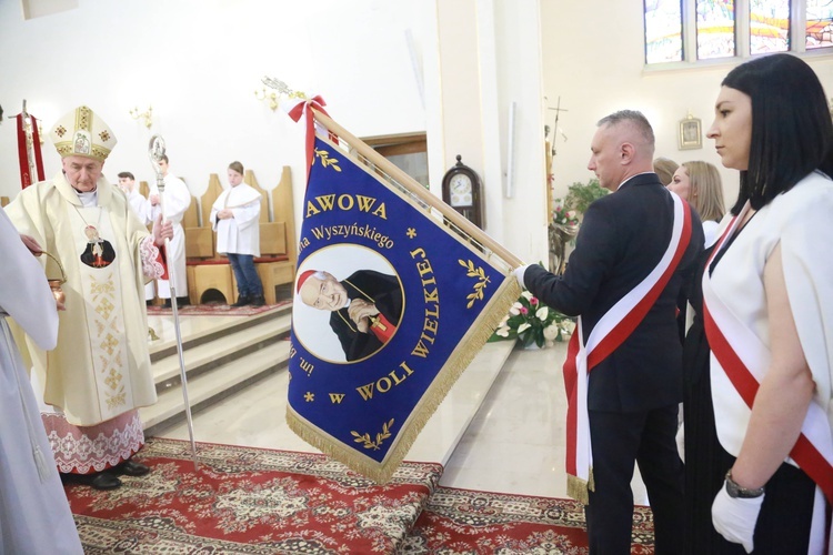 Poświęcenie sztandaru dla szkoły w Woli Wielkiej