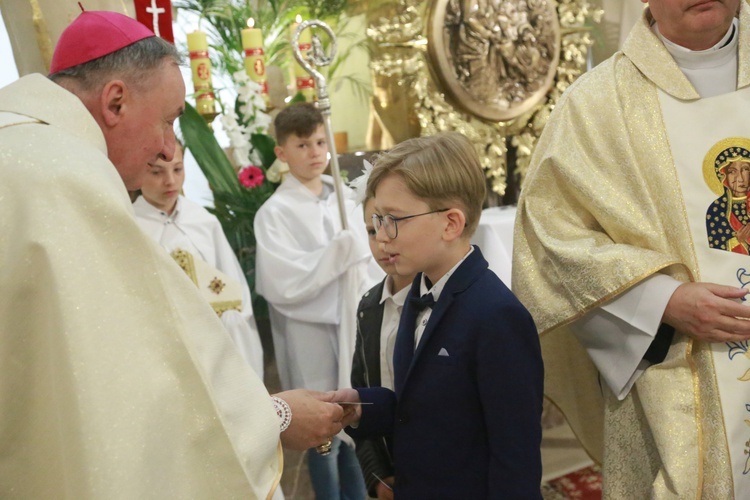 Poświęcenie sztandaru dla szkoły w Woli Wielkiej