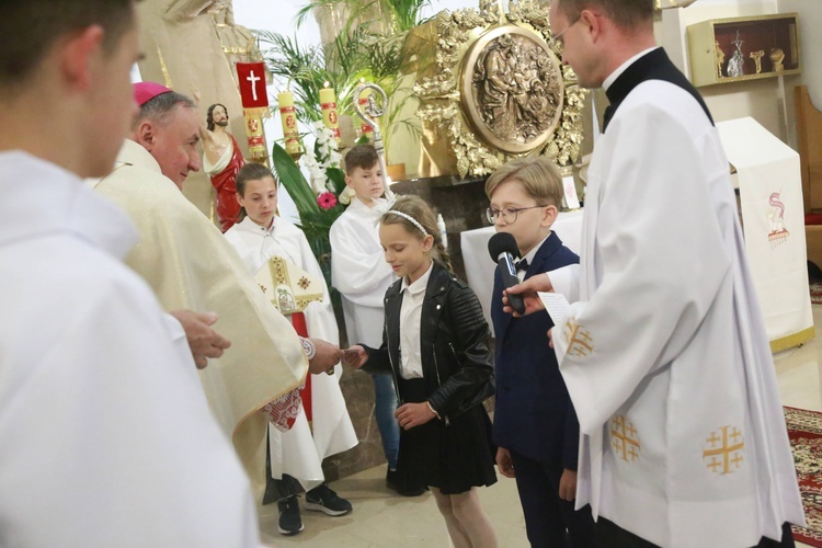 Poświęcenie sztandaru dla szkoły w Woli Wielkiej