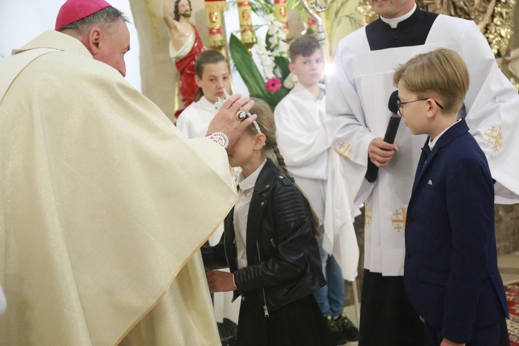 Poświęcenie sztandaru dla szkoły w Woli Wielkiej