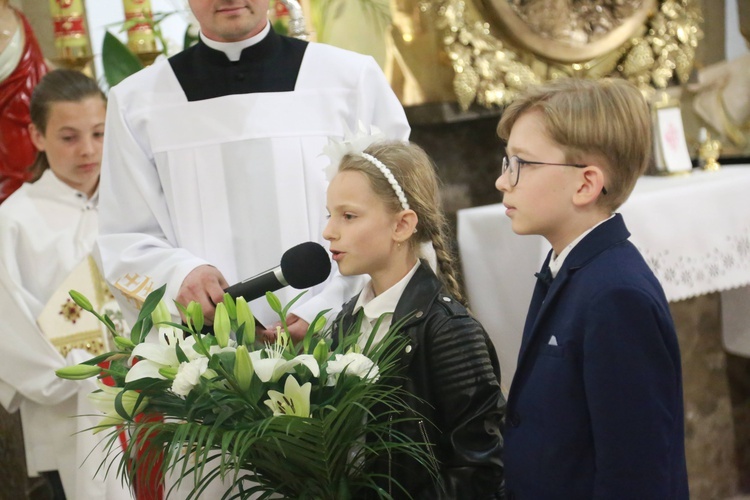 Poświęcenie sztandaru dla szkoły w Woli Wielkiej