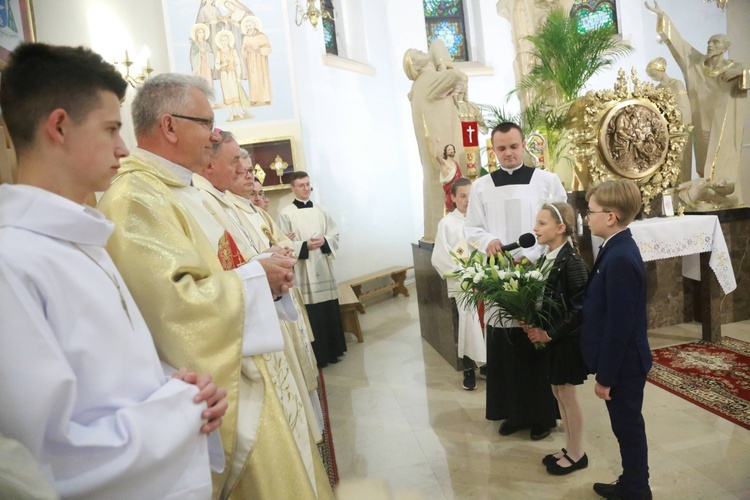 Poświęcenie sztandaru dla szkoły w Woli Wielkiej