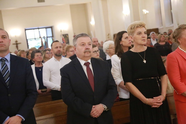 Poświęcenie sztandaru dla szkoły w Woli Wielkiej