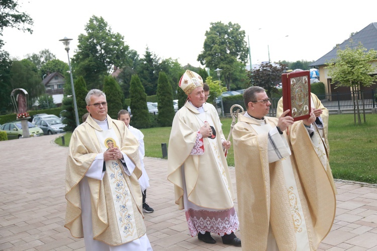 Poświęcenie sztandaru dla szkoły w Woli Wielkiej