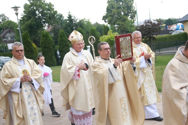 Poświęcenie sztandaru dla szkoły w Woli Wielkiej