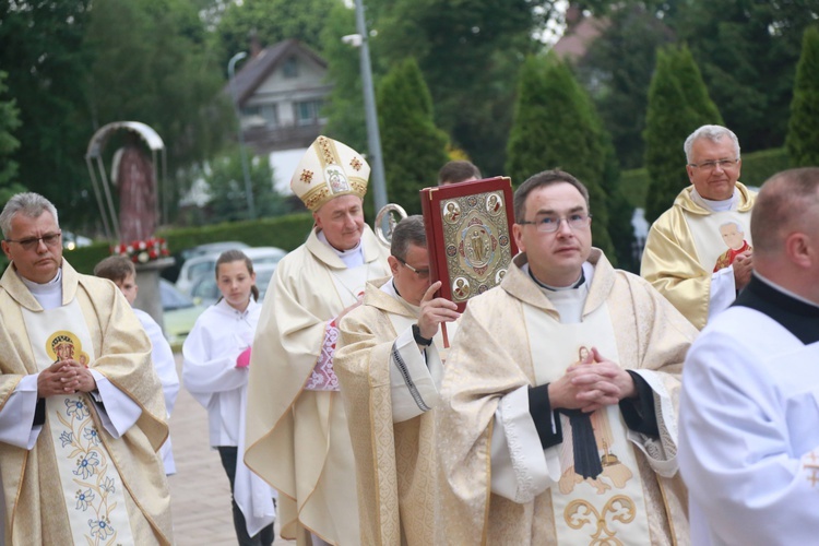 Poświęcenie sztandaru dla szkoły w Woli Wielkiej