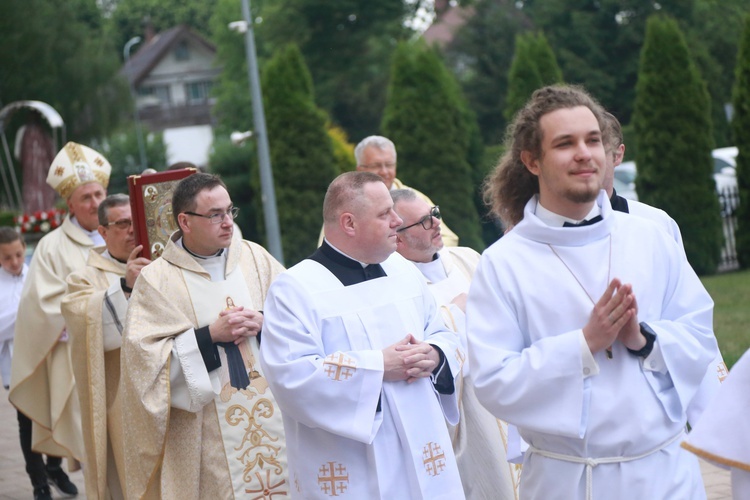 Poświęcenie sztandaru dla szkoły w Woli Wielkiej