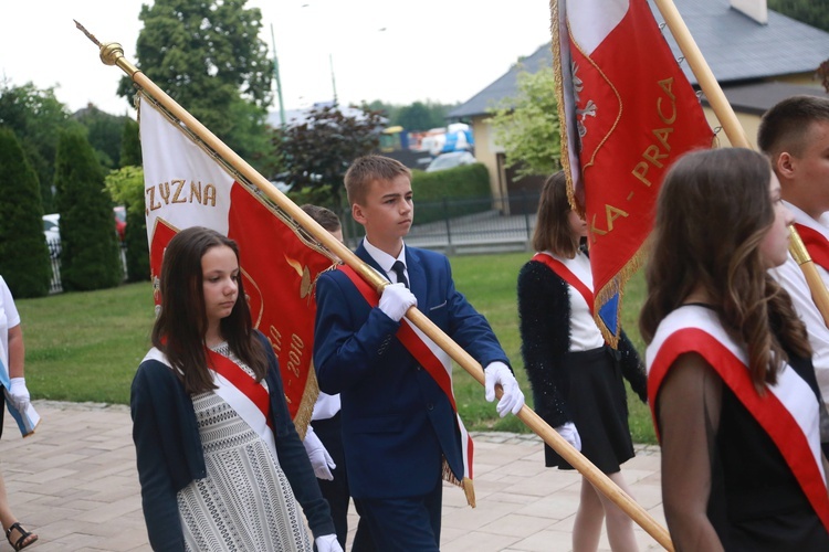 Poświęcenie sztandaru dla szkoły w Woli Wielkiej