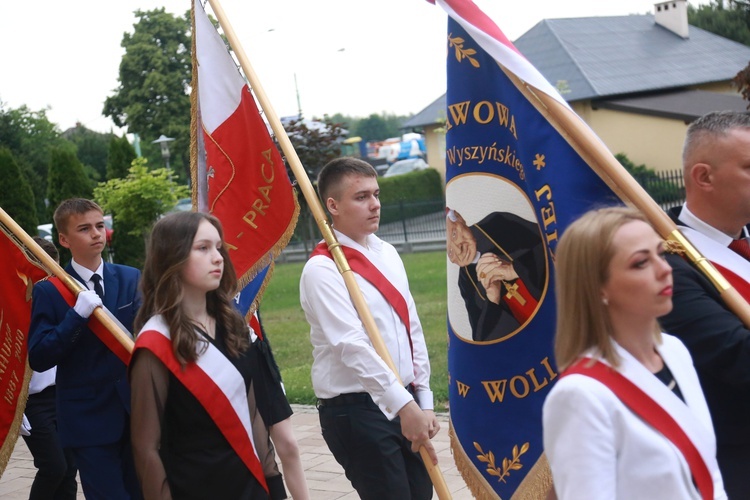 Poświęcenie sztandaru dla szkoły w Woli Wielkiej