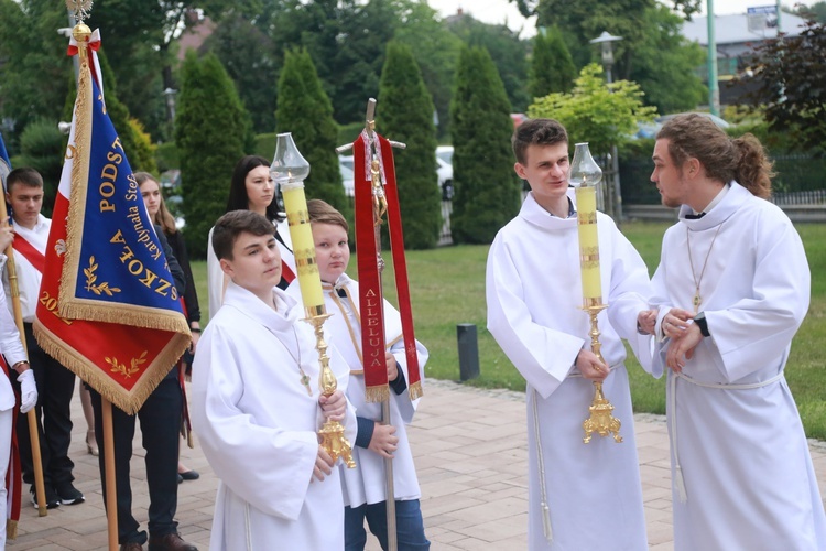 Poświęcenie sztandaru dla szkoły w Woli Wielkiej