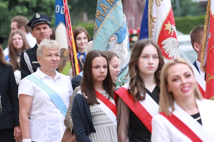 Poświęcenie sztandaru dla szkoły w Woli Wielkiej