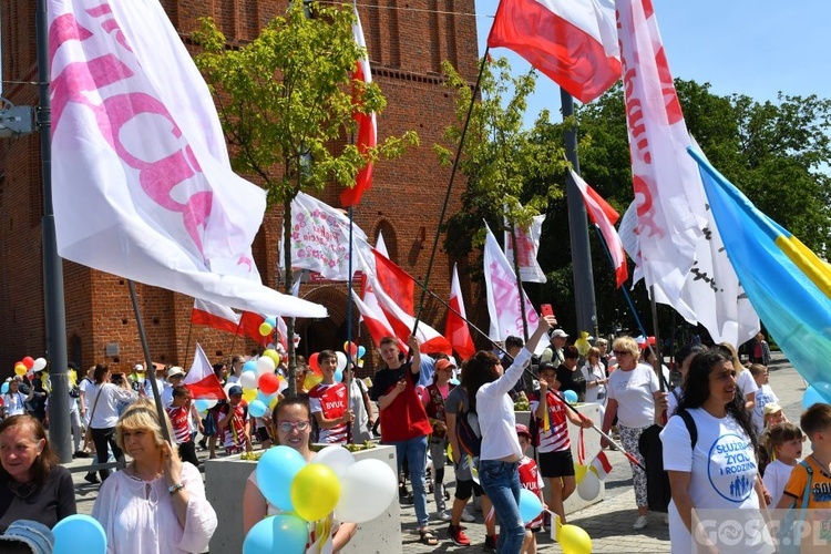 Gorzów Wlkp. III Marsz dla Życia i Rodziny w 25. rocznicę wizyty Jana Pawła II