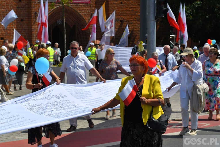 Gorzów Wlkp. III Marsz dla Życia i Rodziny w 25. rocznicę wizyty Jana Pawła II