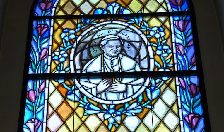 Witraż z postacią Benedykta XVI w zakrystii kościoła w Rzezawie. 