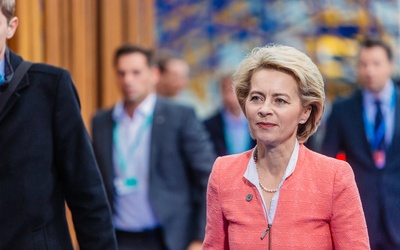 Liberałowie w PE grożą wotum nieufności szefowej KE Ursuli von der Leyen za przyjęcie polskiego KPO