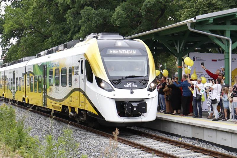 Pierwszy przejazd szynobusem z Wrocławia do Sobótki