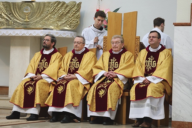 	Na dziękczynnej Mszy św. (od lewej): ks. Piotr Hoffmann, ks. Jan Figura, ks. Andrzej Waksmański i ks. Marcin Suchanek.