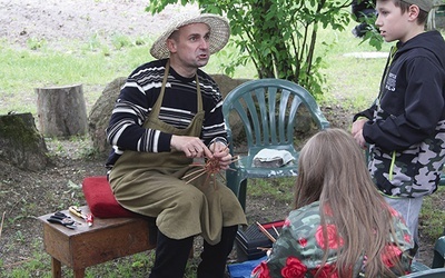 Mariusz Baryczka i jego pokaz plecionkarstwa.