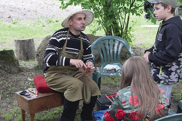 Mariusz Baryczka i jego pokaz plecionkarstwa.