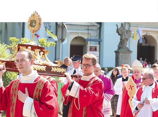 	Procesja z relikwiami wyruszyła z kościoła.