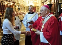 Z rąk abp. Budzika dokument synodalny w imieniu młodzieży odebrała Karolina Kwasek.