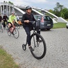 Wśród cyklistów wyróżniał się Zbigniew Pawlik. Sandomierzanin wyruszył bicyklem z kołami w rozmiarze 36 i 12 cali.