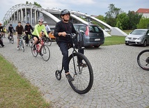 Wśród cyklistów wyróżniał się Zbigniew Pawlik. Sandomierzanin wyruszył bicyklem z kołami w rozmiarze 36 i 12 cali.