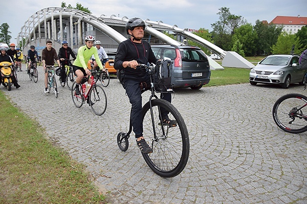 Wśród cyklistów wyróżniał się Zbigniew Pawlik. Sandomierzanin wyruszył bicyklem z kołami w rozmiarze 36 i 12 cali.