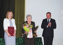 W imieniu Bronisławy Antończyk statuetkę odebrały jej wnuczka (z lewej) i córka.