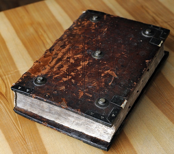 Metalowe okucia zdobiły, ale także chroniły cenne wnętrze książki przed zniszczeniem.