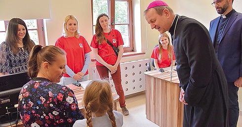 	Arcybiskup Tadeusz Wojda spotkał się z gośćmi i wolontariuszami.